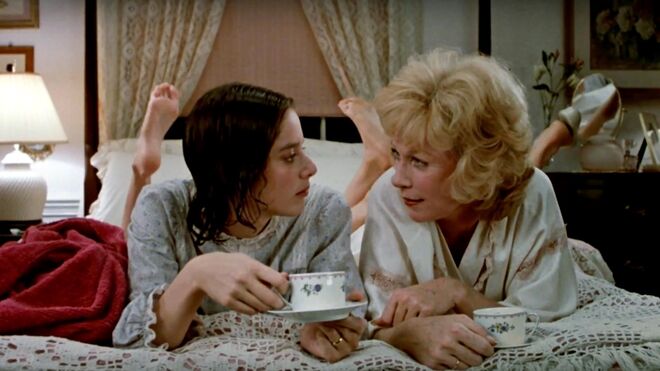 Laços de Ternura (1983) | O filme desenrola-se durante 30 anos, e conta a história de Aurora (Shirley MacLaine) e da filha Emma (Debra Winger), que têm uma relação conturbada, discutindo por tudo e por nada. No entanto, as discussões em nada afetam o amor incondicional que sentem uma pela outra e Aurora é capaz de fazer qualquer coisa pela filha. Shirley MacLane recebeu um Óscar pela sua interpretação.