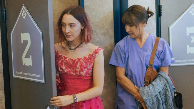 Lady Bird (2017) | Dirigido por Greta Gerwig, o filme conta a história de Christine (a.k.a Lady Bird) que tem muitas dificuldades no relacionamento com a mãe, Marion, já que enquanto a filha quer estudar numa universidade do outro lado do país, a mãe quer tê-la por perto. Protagonizado por Saiorse Ronan, Lady Bird, foi nomeado para cinco Óscares.