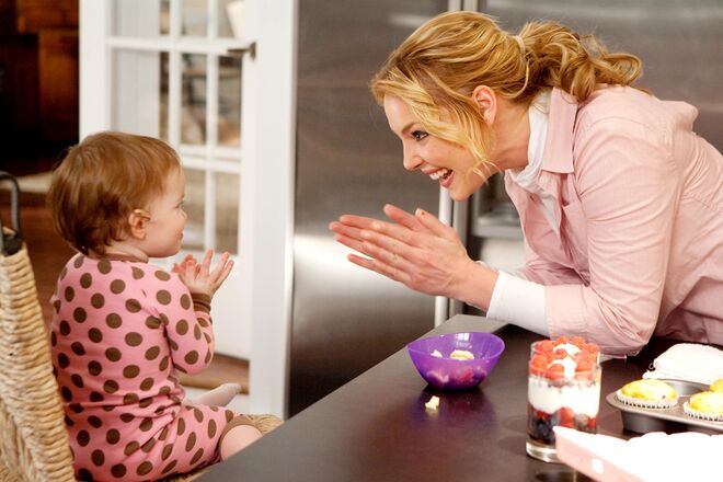 Life As We Know It (2010) | Holly e Eric não gostam um do outro e consideram-se demasiado diferentes, apesar das tentativas de Peter e Allison para os juntar. No entanto, quando Peter e Allison morrem num acidente, Holly e Eric ficam com a guarda da filha deles, Sophie. Os dois têm agora de ultrapassar as suas diferenças e aprender a ser pais. Katherine Heigl e Josh Duhamel são os protagonistas desta história.