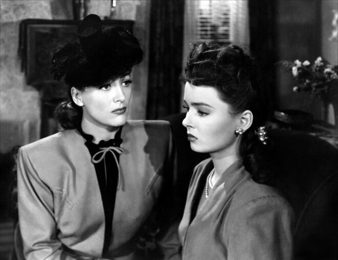 Mildred Pierce (1945) | Depois de o marido a deixar por outra mulher, Mildred Pierce tem de educar as duas filhas sozinha. Mildred luta então para ser bem-sucedida no negócio do restaurante, e proporcionar à filha mais velha, Veda, a vida que ela deseja. Joan Crawford recebeu o Óscar de Melhor Atriz pelo papel.