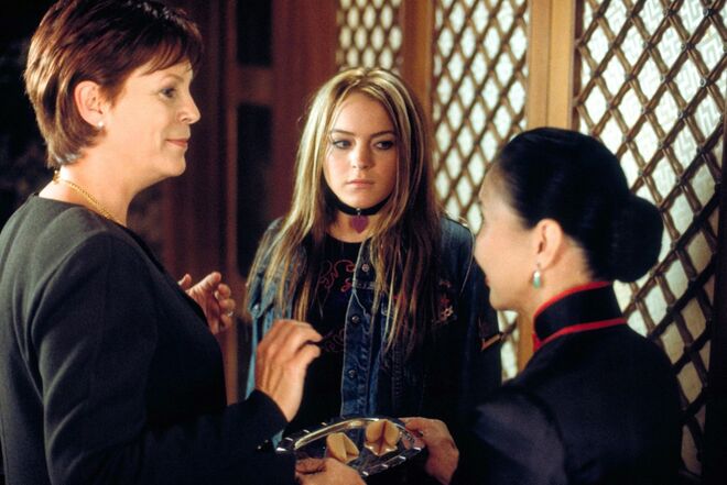 Um Dia de Doidos (2003) | Tess tem uma relação difícil com a filha de 15 anos, Anna. A jovem não conseguiu superar a morte do pai e não aceita o iminente segundo casamento. Num dia à noite, as duas vão jantar a um restaurante chinês e após comerem biscoitos da sorte, acordam com os corpos trocados. Ao viverem a vida da outra, acabam por aprender a respeitar-se. Lindsay Lohan e Jamie Lee Curtis são as protagonistas.