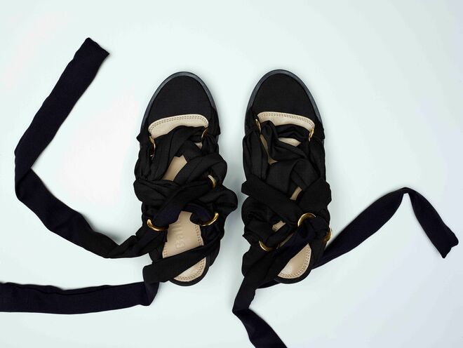 Sandálias de tiras Bougainvillea, €300, Ballūta