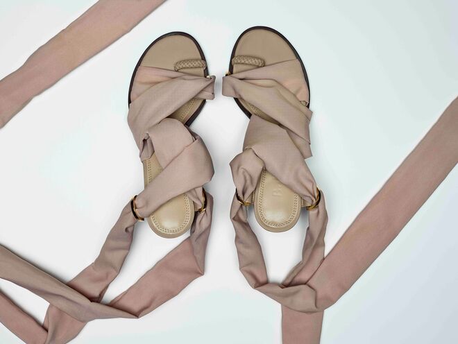 Sandálias de tiras bege Orange, €320, Ballūta