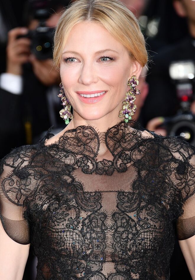 Cate Blanchett repete o seu vestido preto Armani Privé na passadeira vermelha do primeiro dia da 71.ª edição do Festival de Cinema de Cannes