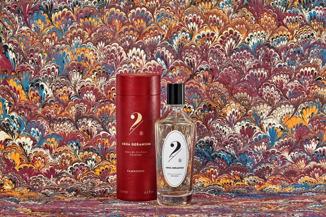 Agua de Colonia 2: Geranium, 125 ml, €85, Claus Porto. O aroma inclui bergamota, lavanda e raiz de angélica com um coração de folhas de gerânio, pétalas de rosa e cravinho, numa base de patchouli, vetiver, musgo, fava tonka e almíscar.