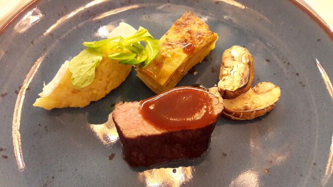 Carne: Lombo de javali fermentado em mosto de Alicante Bouschet (conservado nas últimas vindimas de Torre de Palma), esparregado de couve-flor, gratinado de silarcas e maçã Bravo de Esmolfe com tremoço