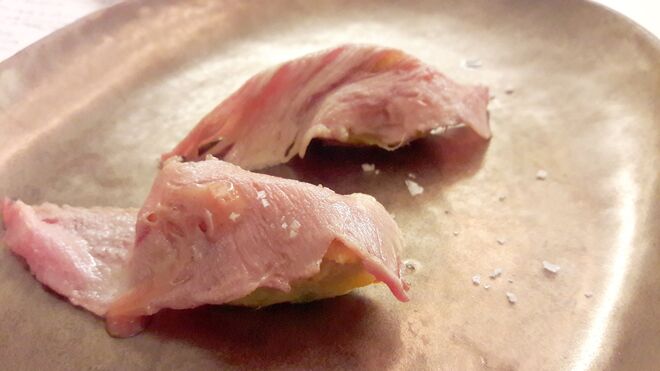 ‘Nigiri’ Alentejano: Presa de porco preto alentejano, vinagre balsâmico do Convento dos Cardaes, de Évora, migas de batata-doce e mostarda matizada