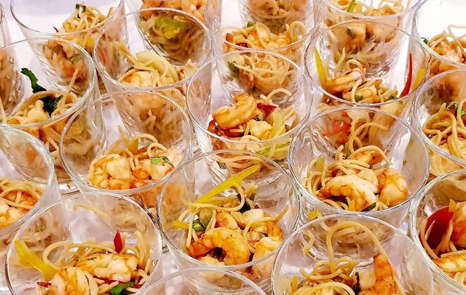 Salada de noodles e camarão