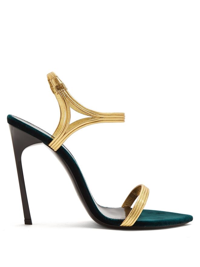 Sandálias em pele, €695, Saint Laurent