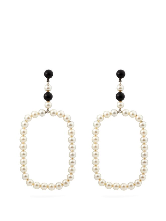 Brincos em metal e pérolas, €995, Saint Laurent 