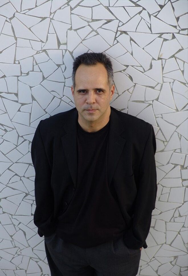 Rodrigo Leão celebra 25 anos de carreira a solo, em 2018, e o concerto chama-se Os Portugueses, uma escolha das composições de Leão cantadas na nossa Língua que se glorificaram como alguns dos seus temas mais amados. Na Casa da Música, no Porto (a 5), e no Casino do Estoril (a 15). Disco