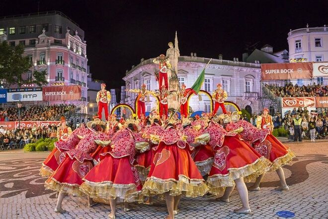 Junho é também o menino dos olhos da capital já que as Festas de Lisboa, em honra de Santo António (dia 13), decorrem o mês todo. As celebrações dividem-se entre arraiais (em zonas como a Bica ou a Mouraria), marchas populares (na Avenida de Liberdade), exposições e sessões especiais de cinema por toda a cidade. 