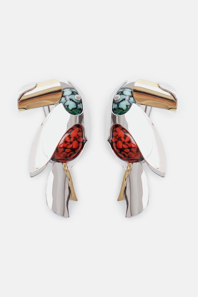 Brincos em metal e cristais, Carolina Herrera (preço sob consulta)