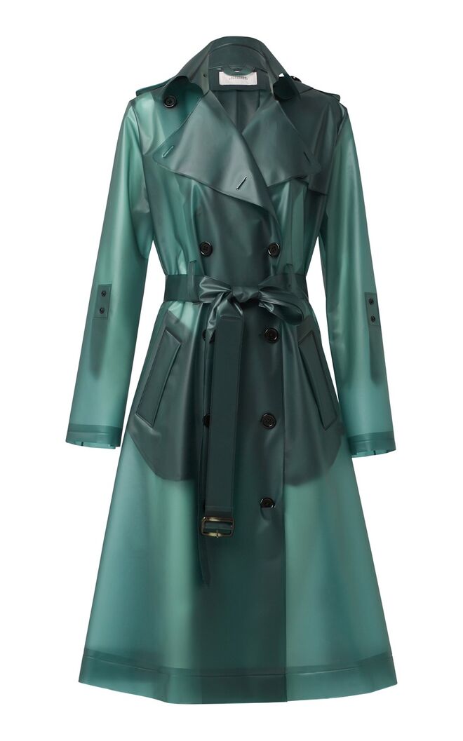 Trench coat em poliuretano, €430, Dorothee Schumacher, em modaoperandi.com 