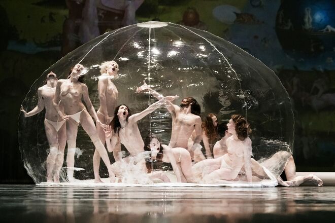 Dançarinos Leon Kupferschmid, Carol Prieur, Morgane Le Tiec, Valeria Galluccio, Paige Culley, Sacha Ouellette-Deguire, Megan Walbaum, Lucy M. May | Coreografia Marie Chouinard