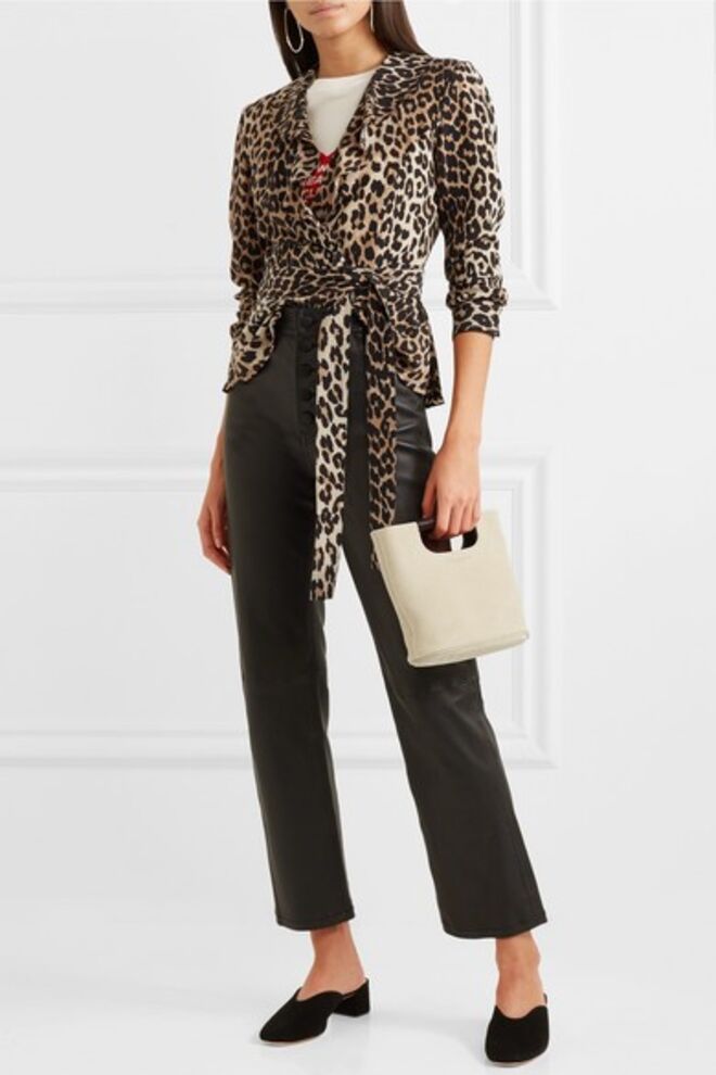 Blusa: €264, Ganni, em Net-a-Porter