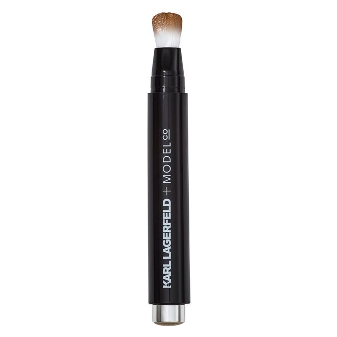 Karl Lagerfeld + ModelCo Liquid Luminizer Strobing Pen no tom Bronze, edição limitada, €31,95, ModelCo, na Douglas