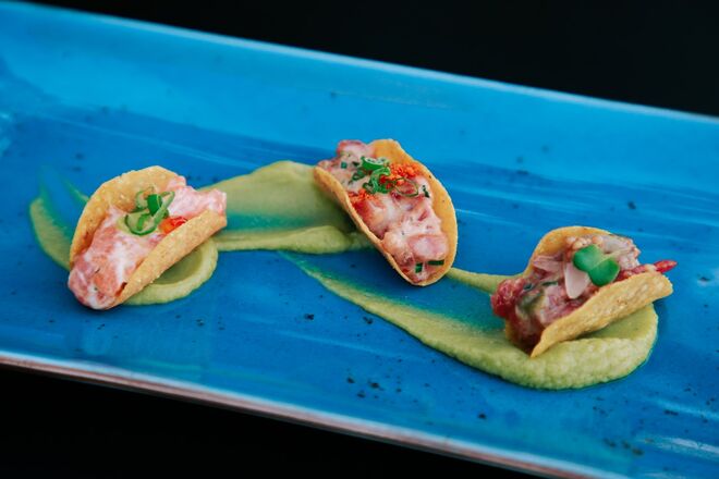 Mini Tacos de tártaro de novilho, salmão e atum
