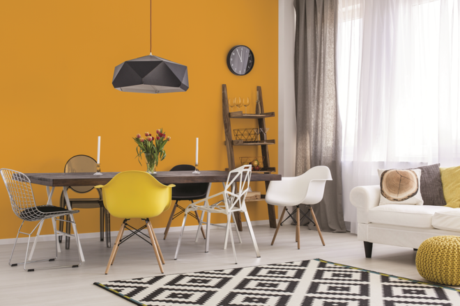 Tinta de parede no tom amarelo gema, Barbot