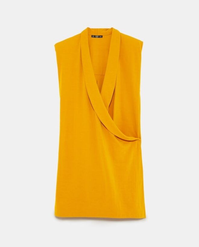 Vestido amarelo torrado com ombreiras, €29,95, Zara