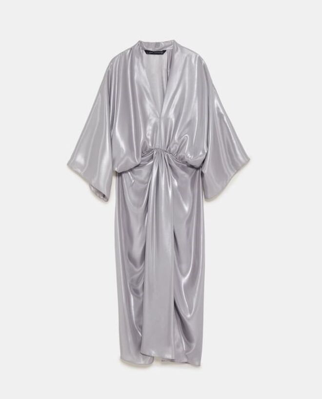 Vestido metalizado drapeado, €39,95, Zara