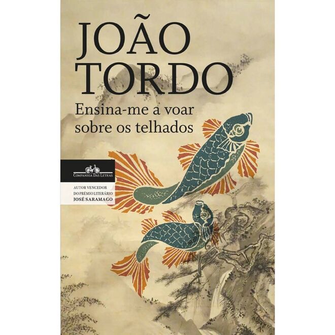 Pureza Fleming | Ensina-me a voar sobre os telhados, João Tordo | "Começou a escrevê-lo em janeiro de 2016 e não era para ser um livro, mas um conto que acabou por não ser publicado. Ensina-me a Voar Sobre os Telhados debruça-se sobre a relação entre pais e filhos, um tema que não é sensível para o escritor que considera ter tido uma infância protegida e saudável (confidenciou-me numa entrevista). Esta última obra de Tordo é, provavelmente, a que mais se aproxima do tema que povoa o trabalho de grandes escritores: a melancolia perante a vida e como forma de vida." 