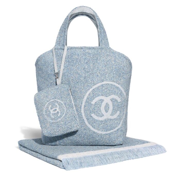 Set de plage (com mala e toalha), €1.250, Chanel