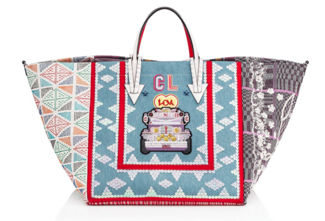 Manilacaba Tote Bag Denim Blue, €1.290, Christian Louboutin, na Fashion Clinic. 10% das receitas de cada mala vendida beneficiam diretamente a Gender Responsive Economic Action for the Transformation of Women