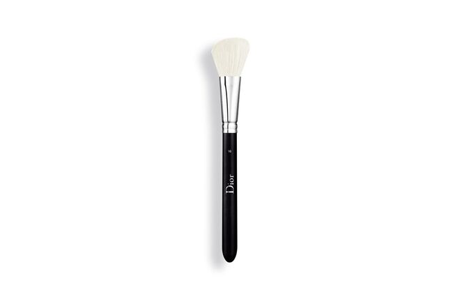 Dior Backstage Blush Brush N°16, €38, Dior