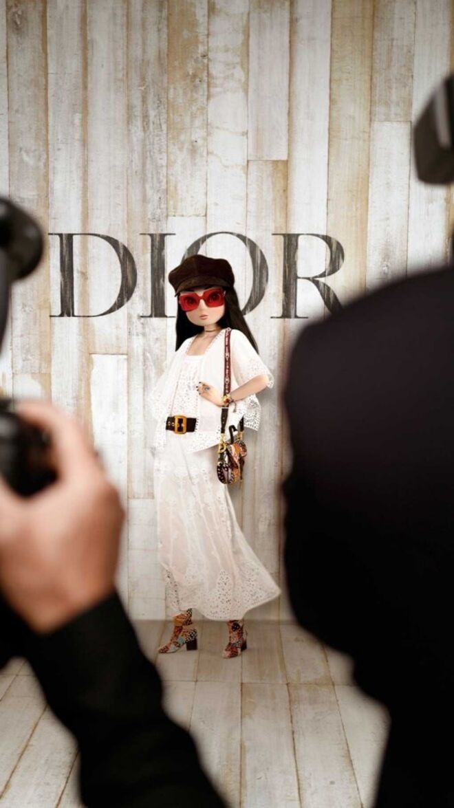 Noonoouri posa em frente ao photocall do desfile Dior Cruise 2019, vestida com criações da maison