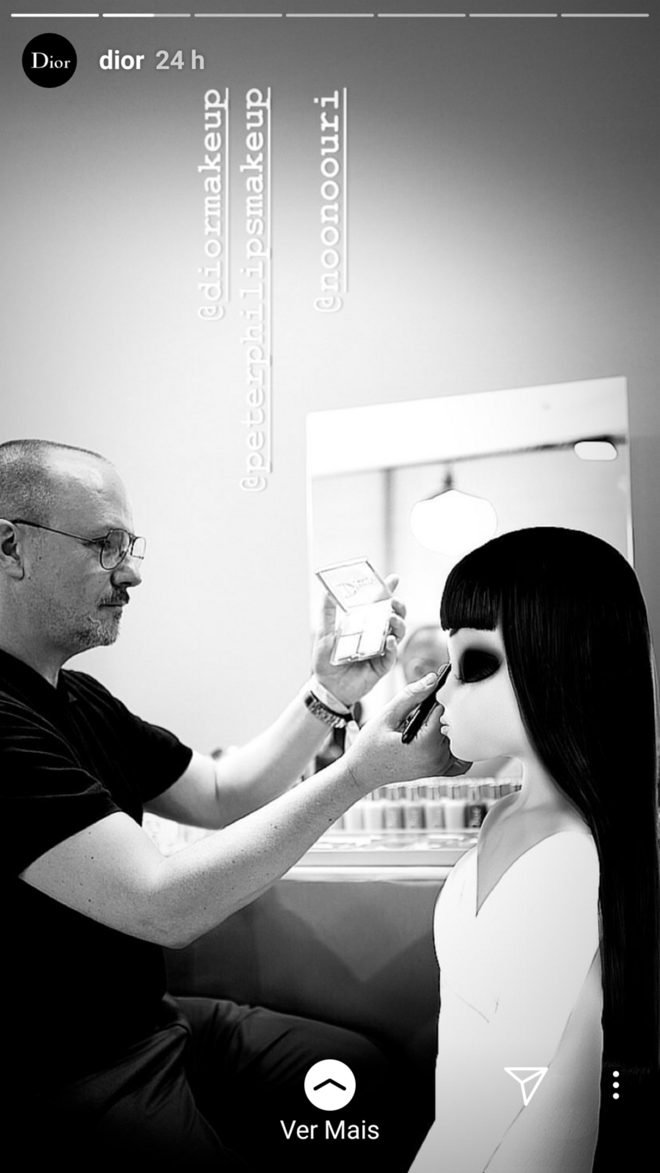 Peter Philips, diretor criativo e de imagem da maquilhagem Christian Dior, retoca Noonoouri