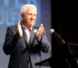 Paul Marciano afastado da Guess
