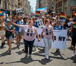 As celebridades que participaram na New York Pride Parade 2018
