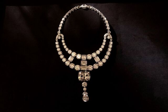 O colar Jeanne Toussaint, criado pela Cartier, numa cena do filme Ocean's 8.