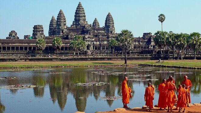 Angkor Wat, Camboja: em 2017, a Autoridade para a Proteção e Gestão de Angkor e da região de Siem Reap restringiu o número de visitantes ao templo Phnom Bakheng, uma montanha de 65 metros e o lugar mais popular para apreciar o pôr-do-Sol em Angkor Wat, a apenas 300 pessoas ao mesmo tempo.