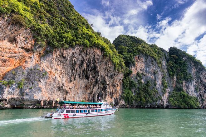 As praias da Tailândia: o Governo tailandês tem anunciado várias limitações às visitas a Maya Bay e à Ilha de Boracay, vendando o acesso a turistas por períodos mais ou menos prolongados.