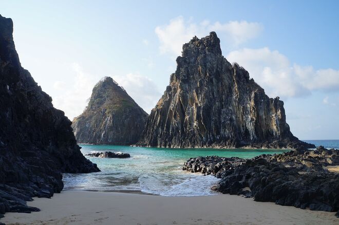 Fernando de Noronha, Brasil: atualmente, o turismo é restrito a apenas 246 visitantes por dia e o visitante tem de pagar uma Taxa de Preservação Ambiental de acordo com os dias de permanência, prática criada a fim de limitar a entrada de turistas e minimizar os impactos provocados ao meio ambiente.