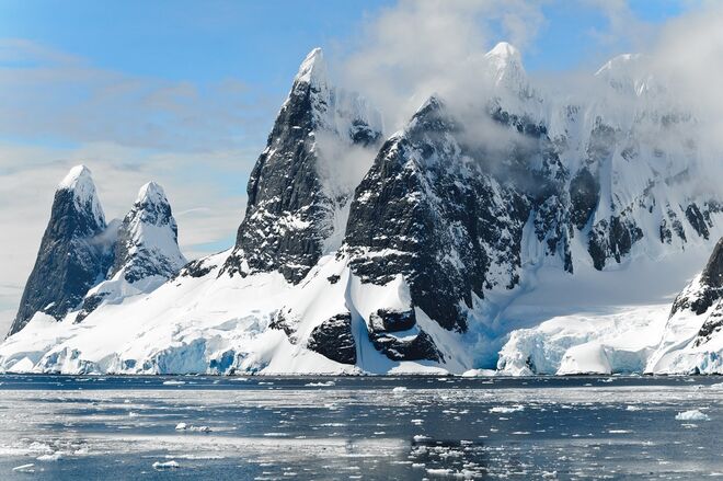 Antártida: a última região selvagem do mundo e o continente mais ao sul do planeta já tem restrições ao número de barcos que navegam pela, os quais não podem levar mais de 500 passageiros por dia.