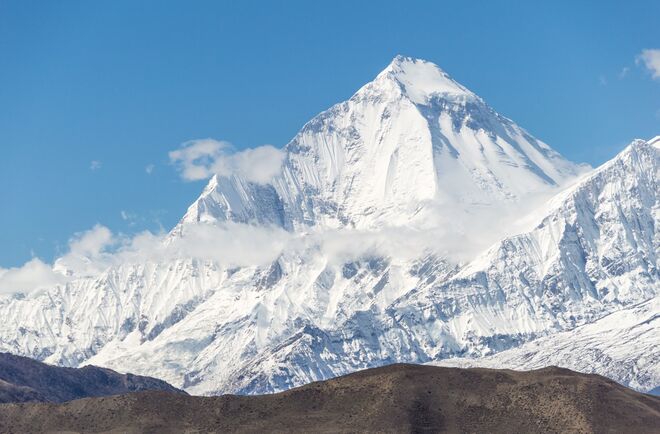 Monte Everest, Nepal: os nativos reclamam que o aumento no número de turistas tem causado superlotações perigosas na maior montanha do mundo. O número de licenças concedidas a alpinistas experientes já foi reduzido e os alpinistas sozinhos já não são permitidos.