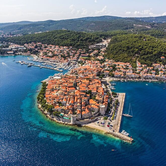 Dubrovnik, Croácia: a UNESCO ameaçou retirar o status de Património Mundial da cidade devido à superpopulação. A administração pública está a limitar o acesso às muralhas medievais a 4 mil pessoas por dia, número que já superou os 10 mil. A quantidade de cruzeiros que poderão ancorar no porto da cidade também será mais reduzida.