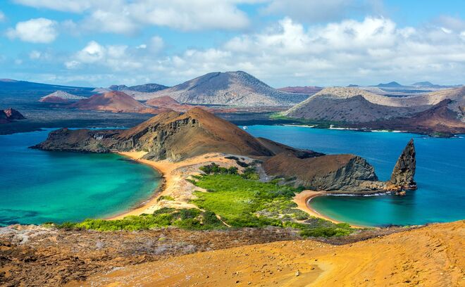 Ilhas Galápagos, Equador: a biodiversidade das ilhas, para sempre ligada às descobertas de Charles Darwin, tem enfrentado vários desafios à sua preservação. Para as visitar, é necessário estar acompanhado de guias locais, sendo que apenas determinadas áreas do arquipélago são abertas a tal. Os turistas só entram com uma passagem de avião de volta e um comprovativo de reserva em hotel.