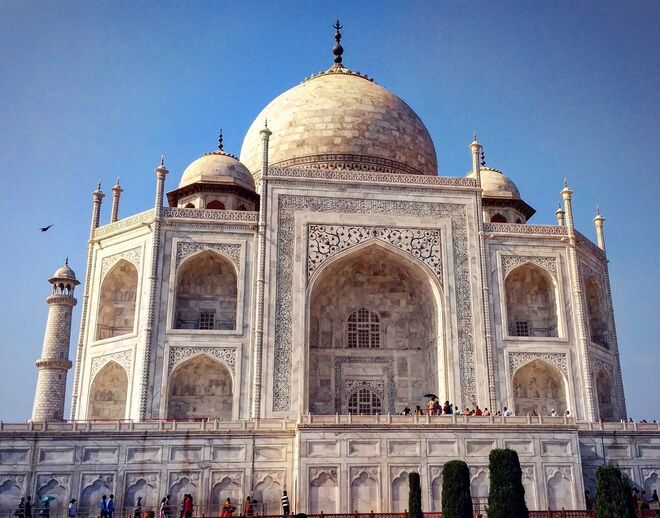 Taj Mahal: os 8 milhões de turistas anuais fazem com que a experiência de visitar o mausoléu mais famoso do mundo seja, no mínimo, atribulada. E o grande número de visitantes está a fazer com que o mármore branco da construção esteja a amarelar e a poluição do rio Yamuna a aumentar.
