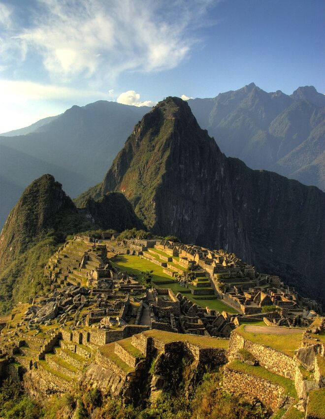 Machu Picchu, Peru: o sítio arqueológico exige desde 2014 que estrangeiros contratem guias oficiais para realizarem a visita. Mesmo assim, este local cheio de história ainda chegou a registar 4 mil visitantes diários em 2016, o dobro do recomendado pela UNESCO para a sua preservação. Novos limites podem surgir em breve.