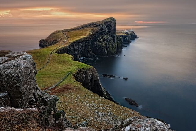 Ilha de Skye, Escócia: a infraestrutura da ilha escocesa não tem suportado o alto número de turistas que a visitam, mas não reservam hotel, dormindo assim em carros à beira das estradas. A polícia já anunciou que esses não são mais bem-vindos.