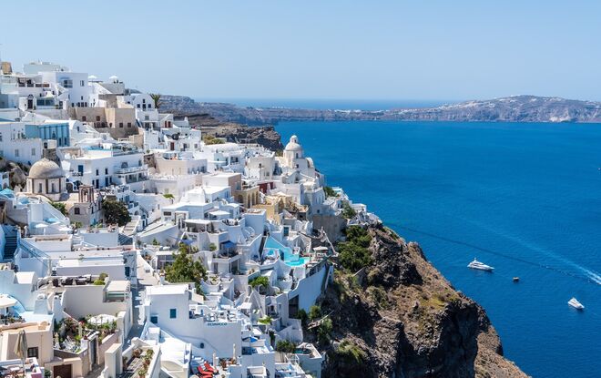 Santorini, Grécia: a ilha grega recebe até 2 milhões de turistas, mas não há capacidade estrutural para continuar a comportar a mesma quantidade de visitantes. Por isso, o prefeito da ilha, Anastasios Sorsos, solicitou em 2015 ao Ministério do Turismo que declare Santorini turisticamente saturada e ao Ministério do Meio Ambiente que proíba construções fora das áreas urbanas, mas ainda não obteve resposta. O objetivo é pôr um limite de 8 mil turistas por dia. Atualmente, na época alta, o local chega a receber 18 mil visitantes.