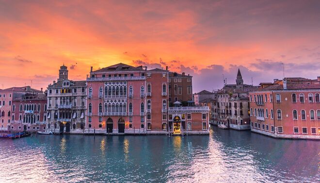 Veneza, Itália: os moradores locais pediram que a administração pública imponha um limite ou até mesmo proíba o fluxo de cruzeiros que passam pelo Canal de Giudecca, de onde é possível observar pontos turísticos da cidade.