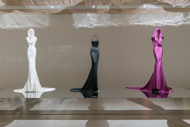 Vestidos de Azzedine Alaïa. Exposição Azzedine Alaïa: The Couturier no Design Museum, em Londres. Fotografia: Mark Blower.