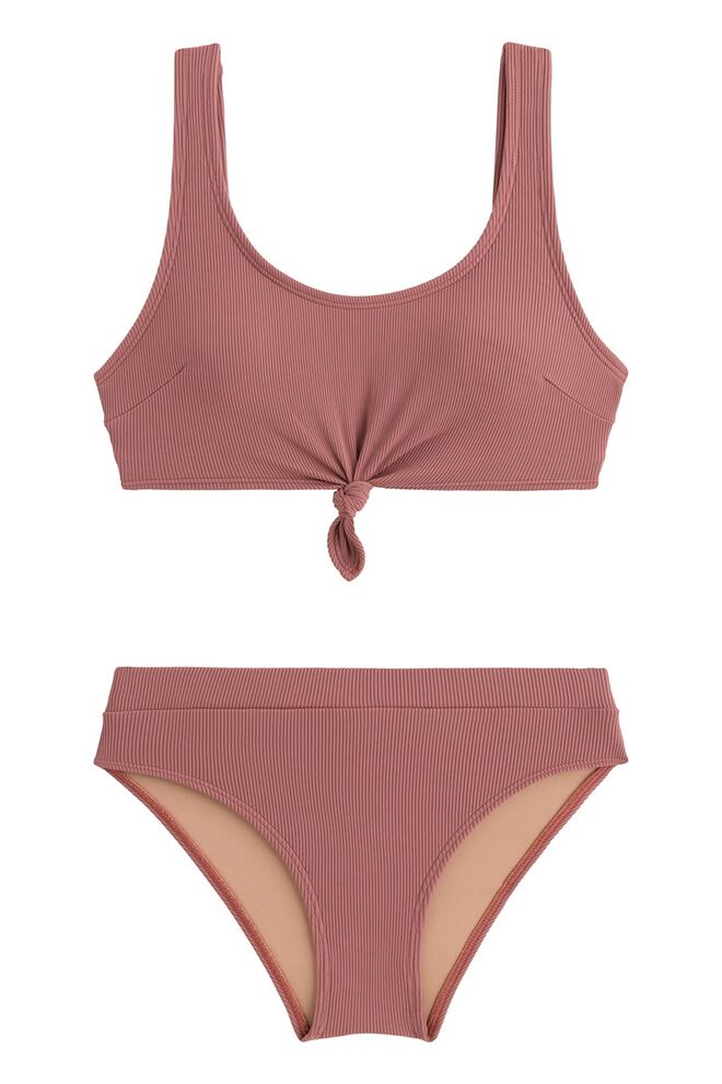 Oval | Biquíni castanho parte de baixo cintura subida, €15,99, parte de cima com alças, €22,99, Oysho