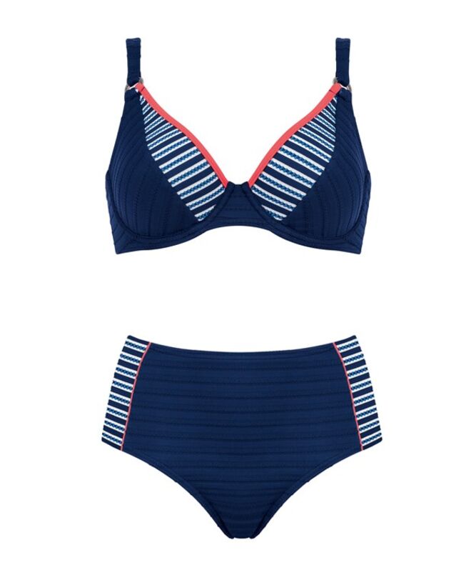 Oval | Biquíni parte de baixo cintura subida, €24,90, parte de cima ajustável, €42,90, Triumph 