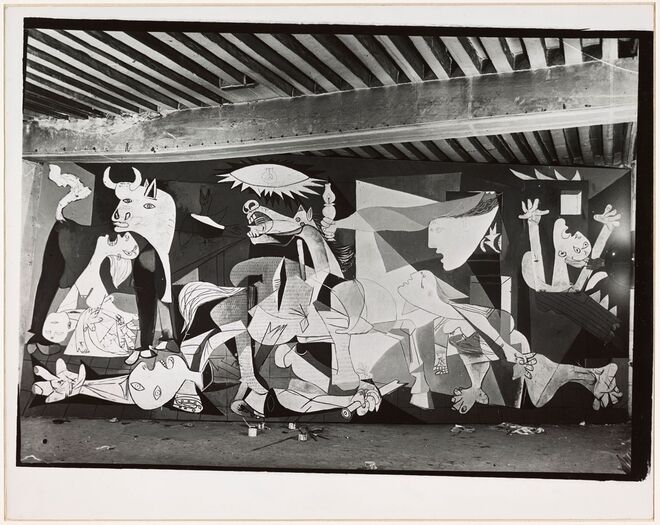 Dora Maar, "Guernica" óleo sobre tela em curso de execução, état VII, no atelier Grands-­‐Augustins, Paris, em maio/junho de 1937, Picasso, Paris, 1937. Exposição Guernica no Museu Picasso, em Paris. 